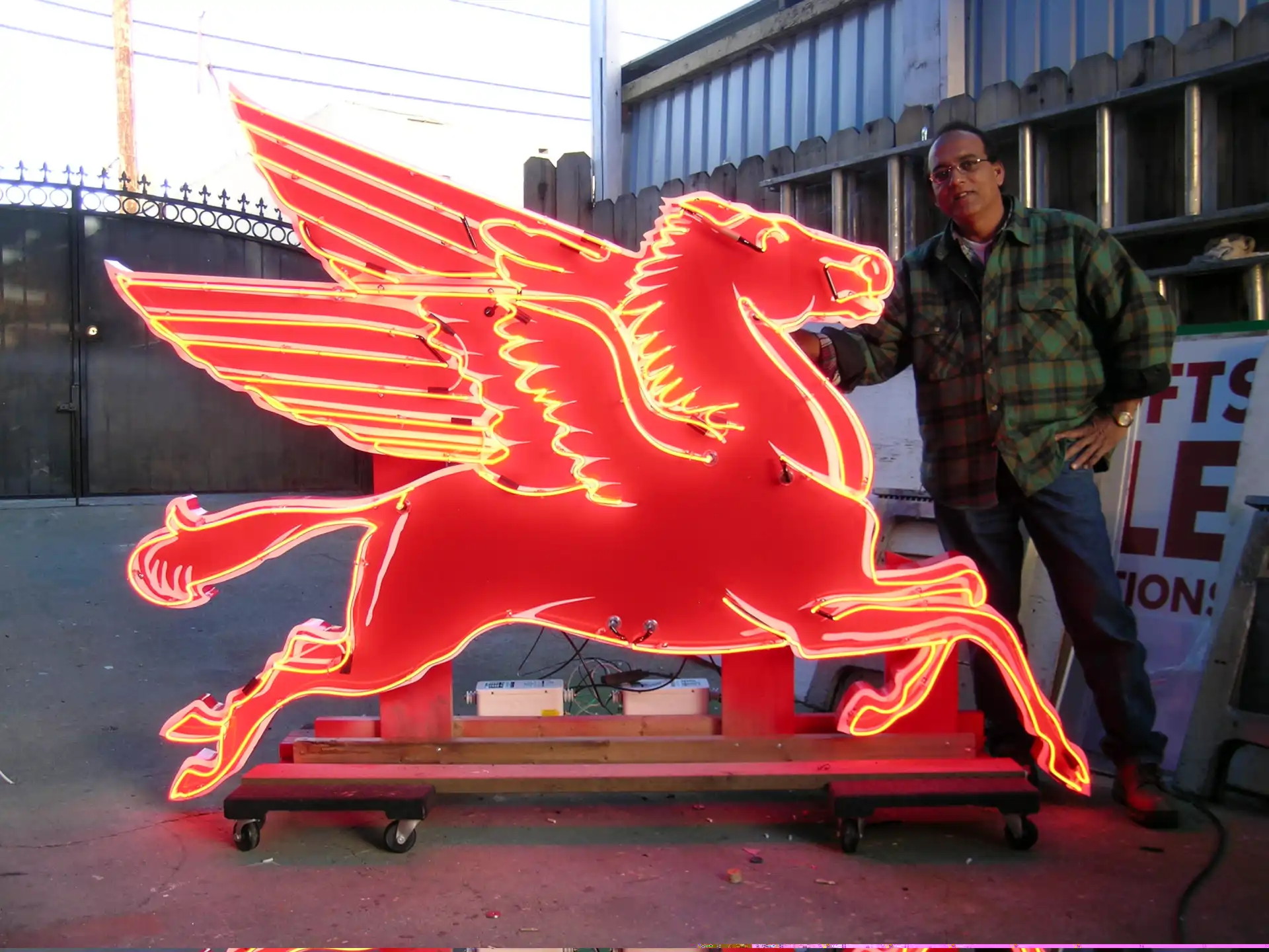 Custom Neon Fabrication
